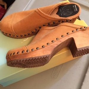 Clogs (light mustard)